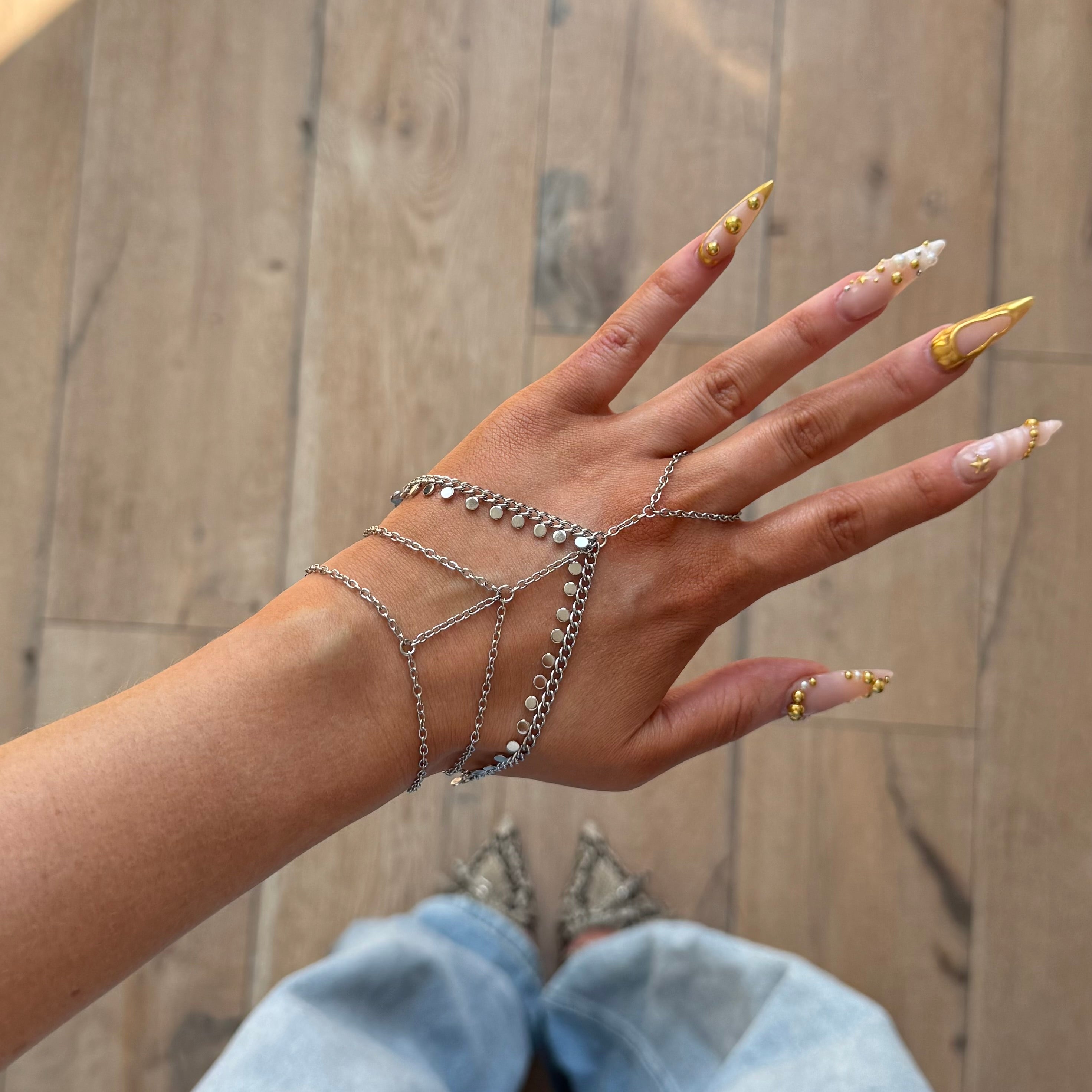 Nola hand chain silver