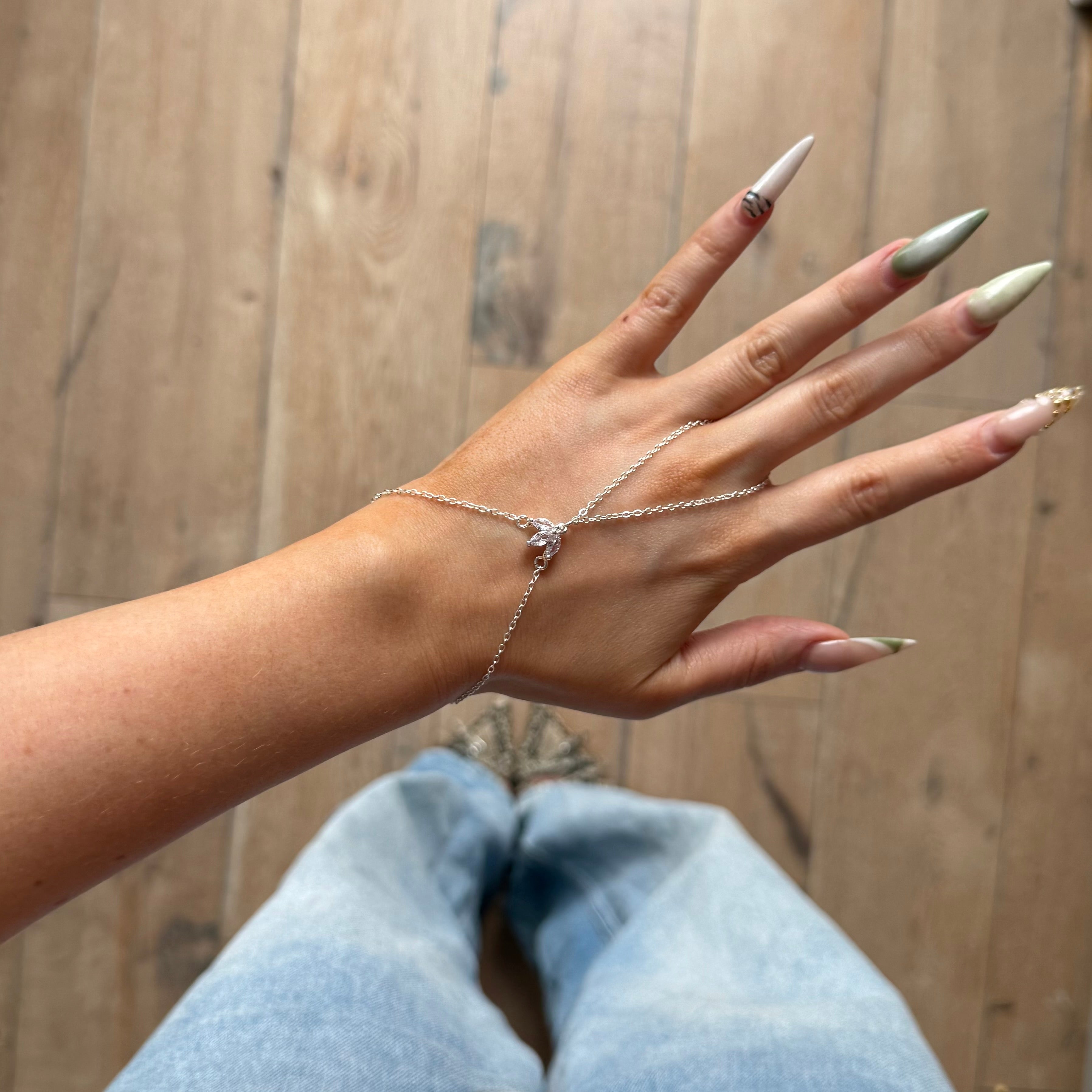 Lotte hand chain silver