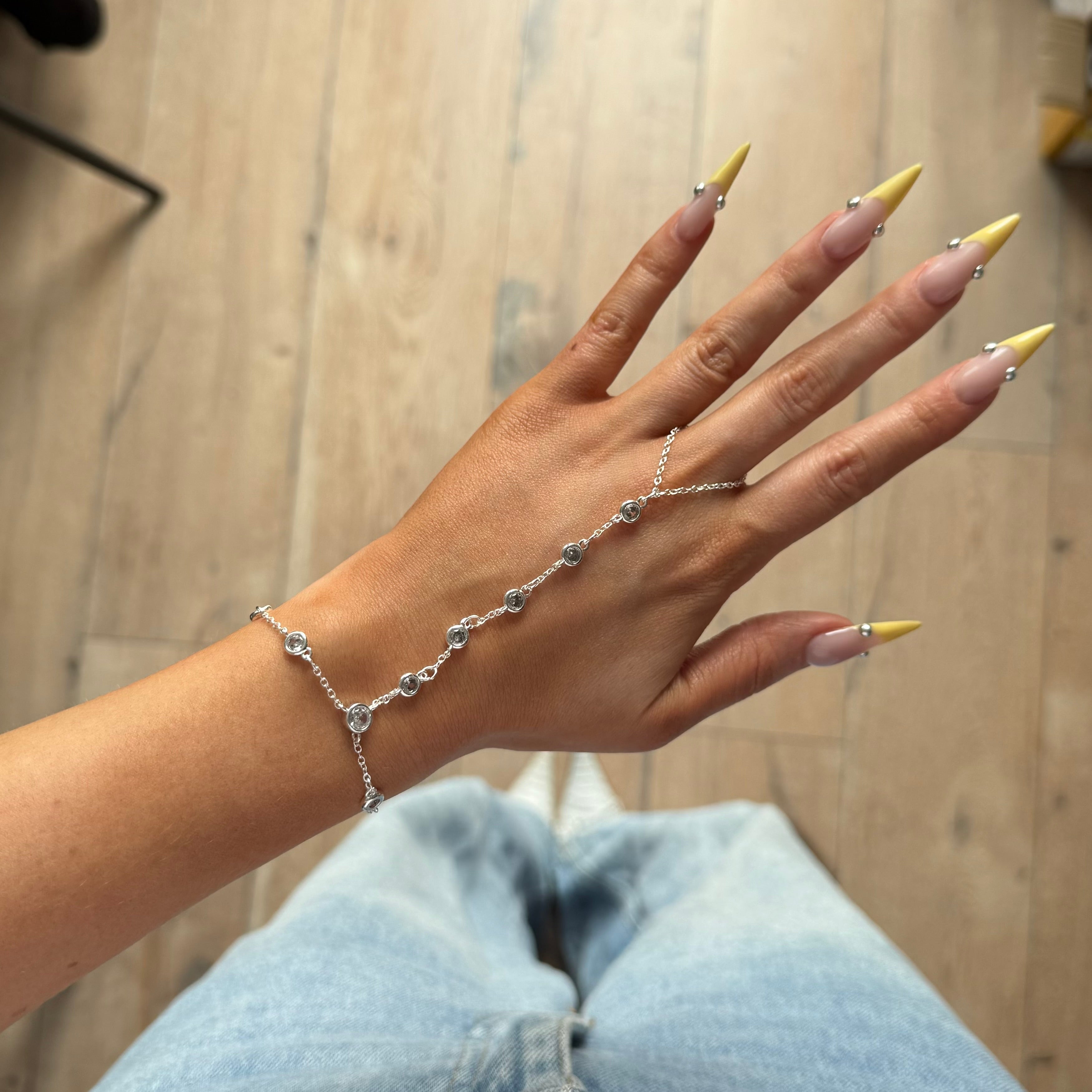 Ame hand chain silver