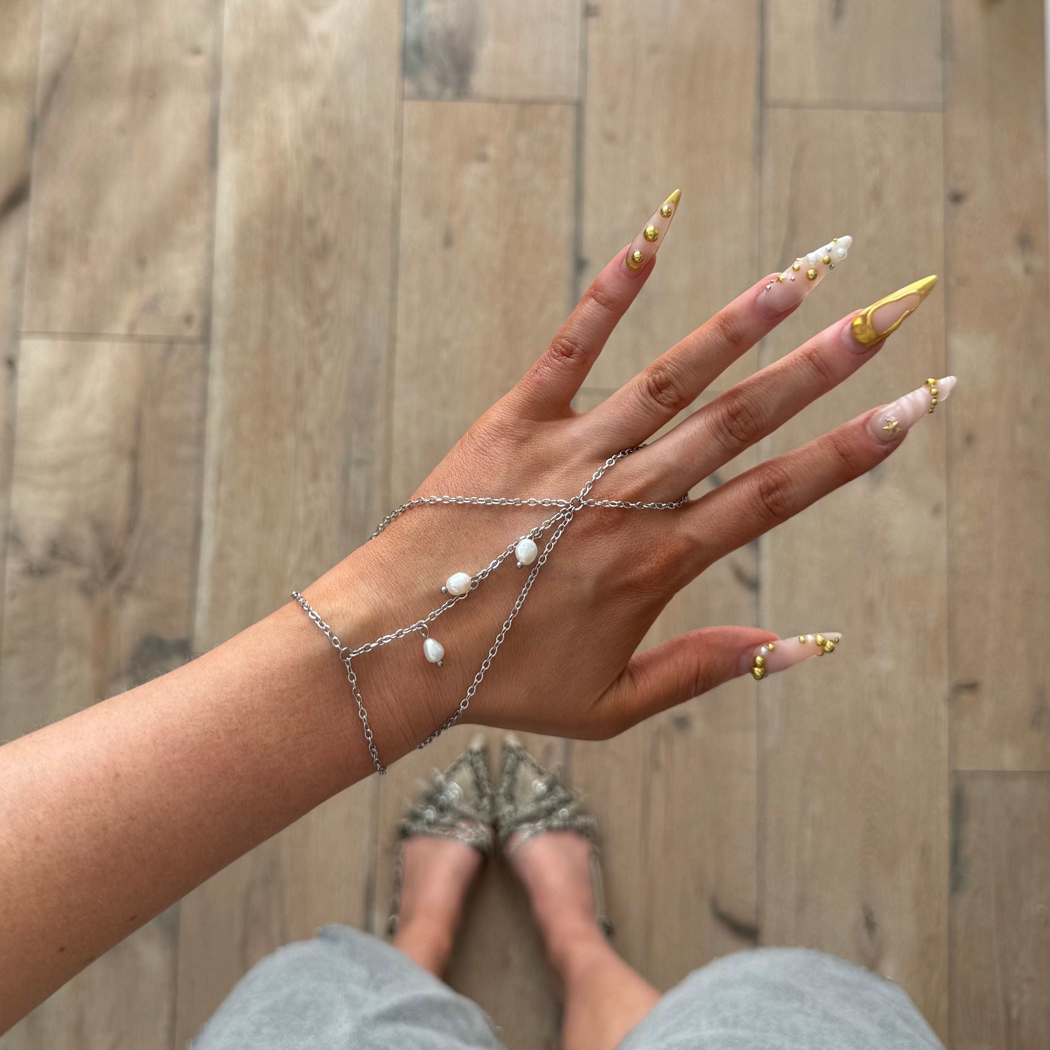 Ira hand chain silver