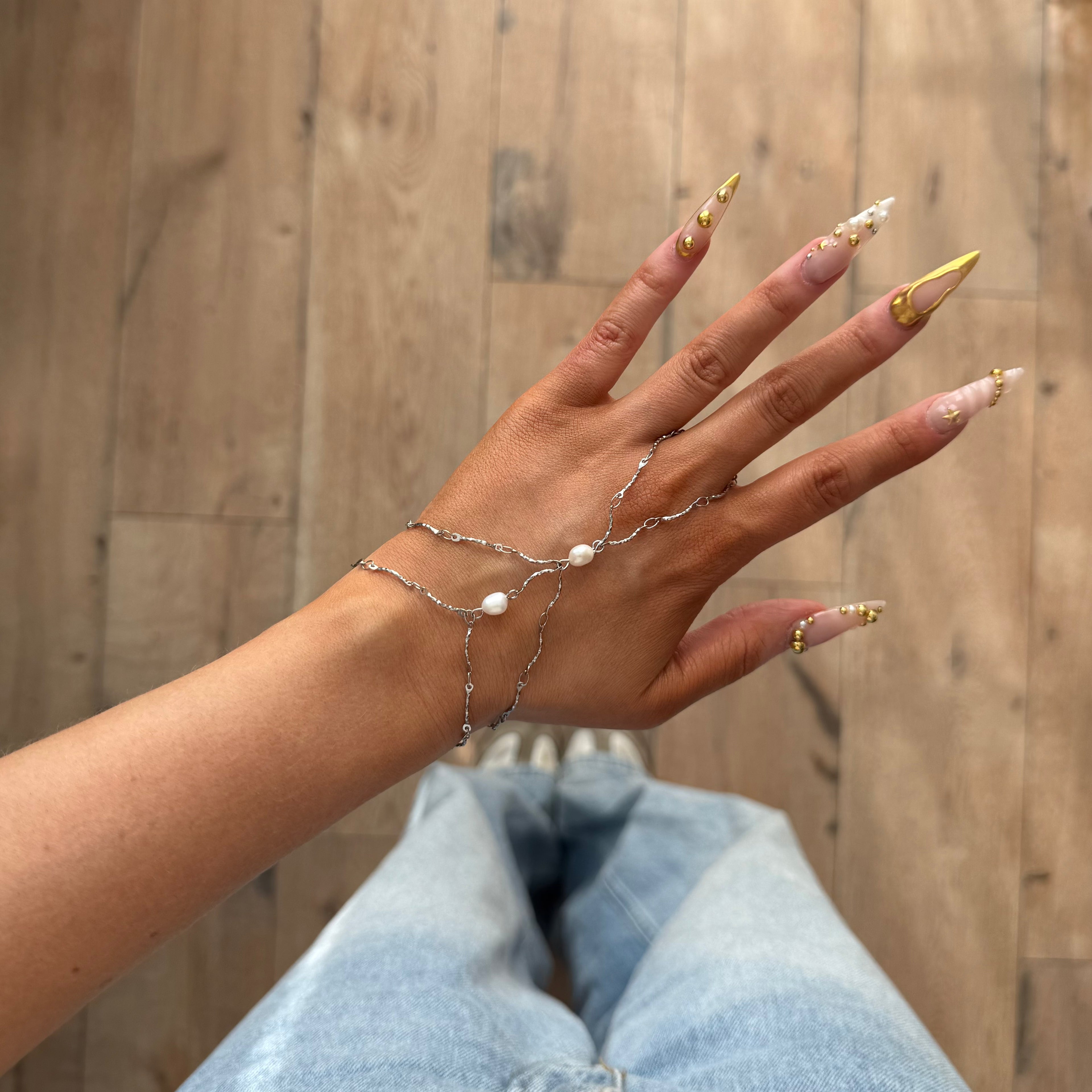 Signe hand chain silver