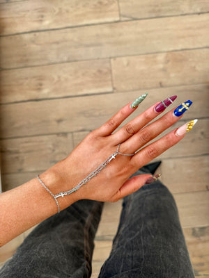 Riley hand chain silver