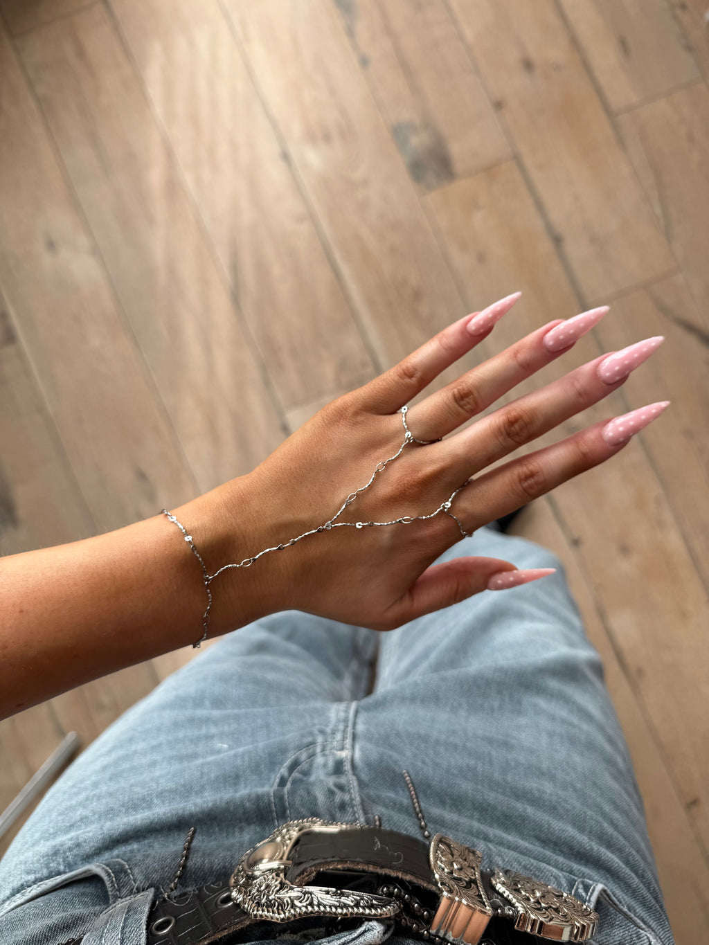 Zelia hand chain silver